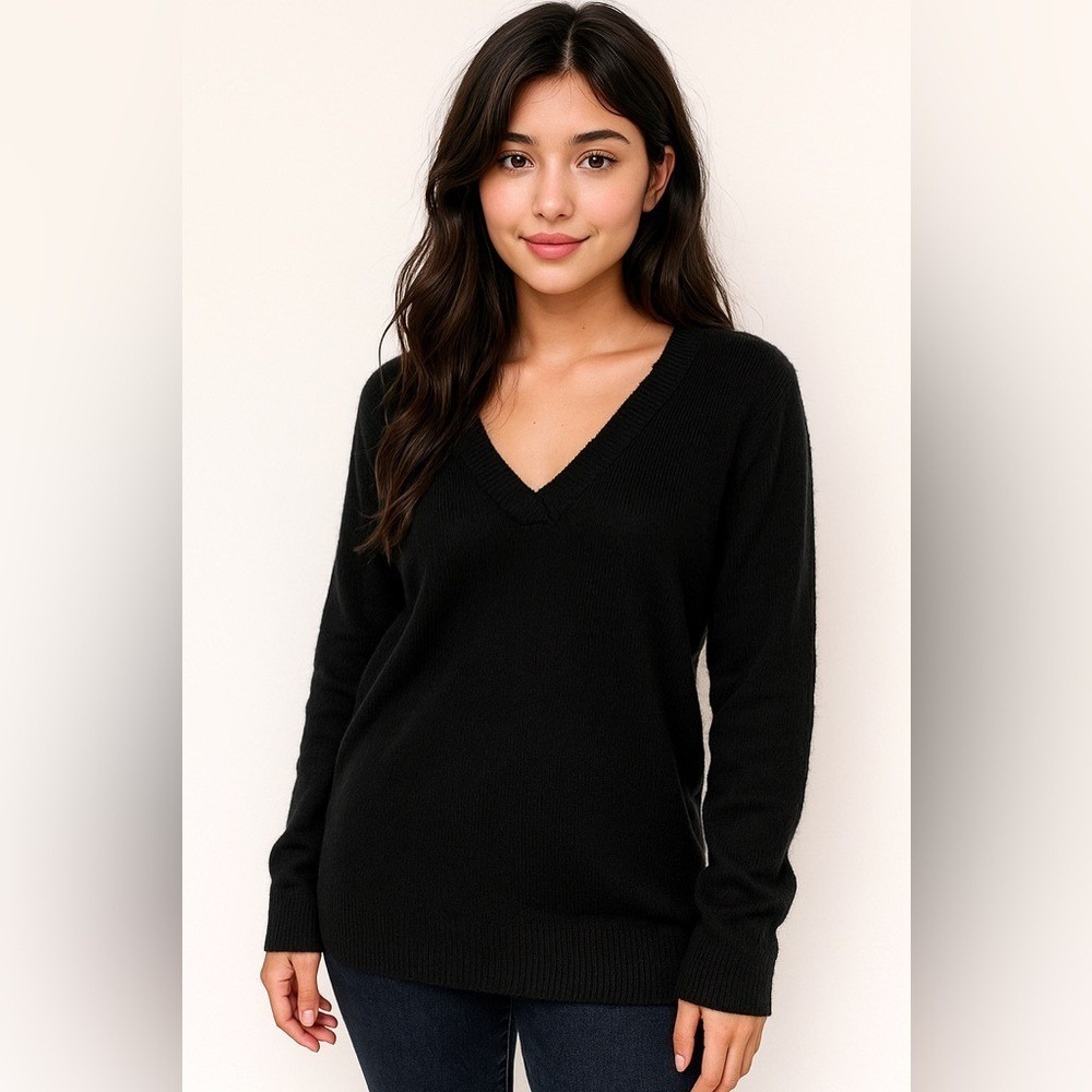 Abercrombie & Fitch Woman's Navy Vneck Wool Blend Sweater Medium‎ NWT